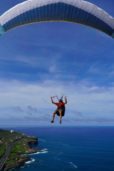 Gleitschirmflug in der Confital-Bucht vor Las Canteras