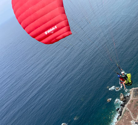 Freunde erleben einen Tandem-Gleitschirmflug auf Gran Canaria