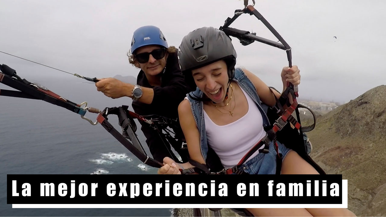 Familia vuela en parapente en Gran Canaria. Vemos la cara de emoción de la niña cuando le hacemos una barrena